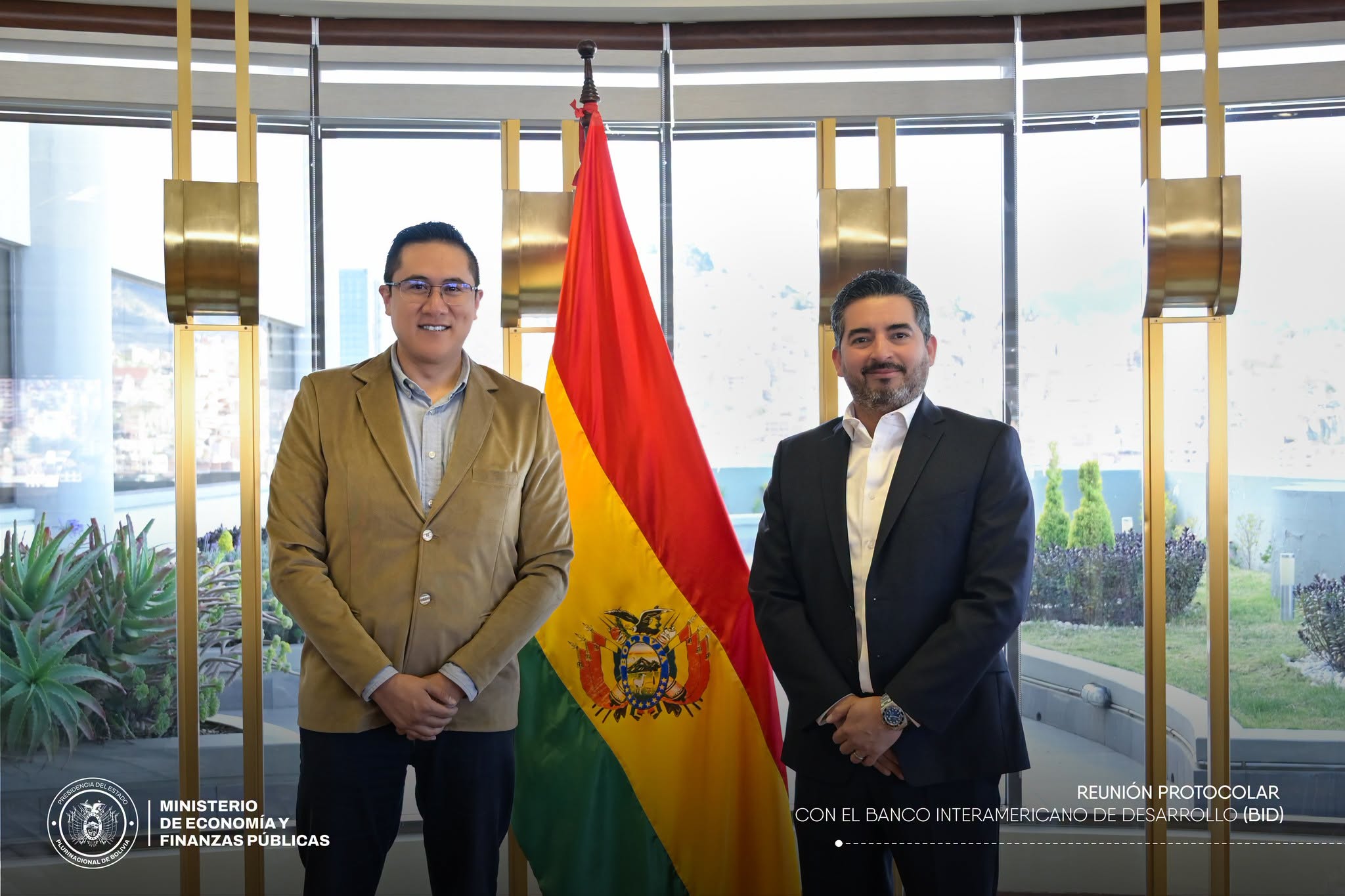 Autoridades del Gobierno de Bolivia y del BID. Foto: Ministerio de Economía.