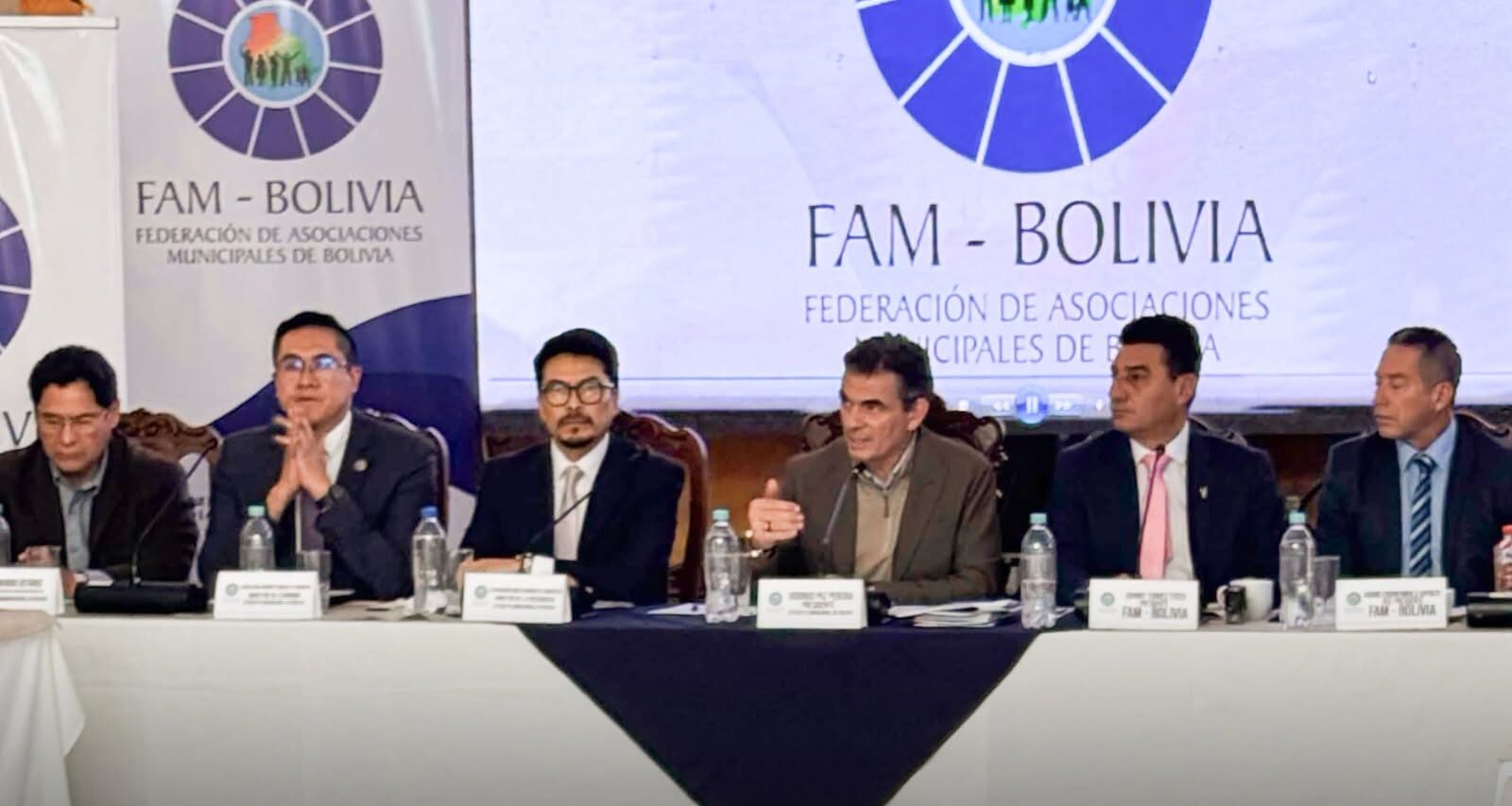 El presidente Rodrigo Paz Pereira, junto a ministros, en la reunión con los alcaldes. Foto: Ministerio de Economía.