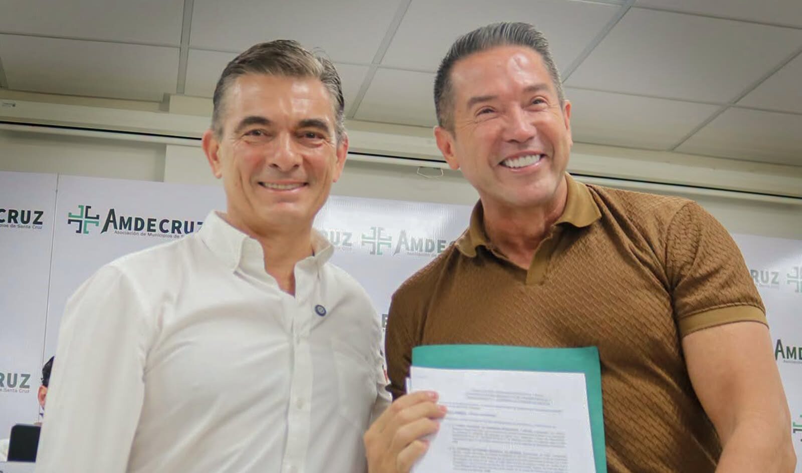 El presidente Rodrigo Paz junto al vicepresidente de la FAM Bolivia, Mario Cronenbold. Foto: FAM Bolivia.