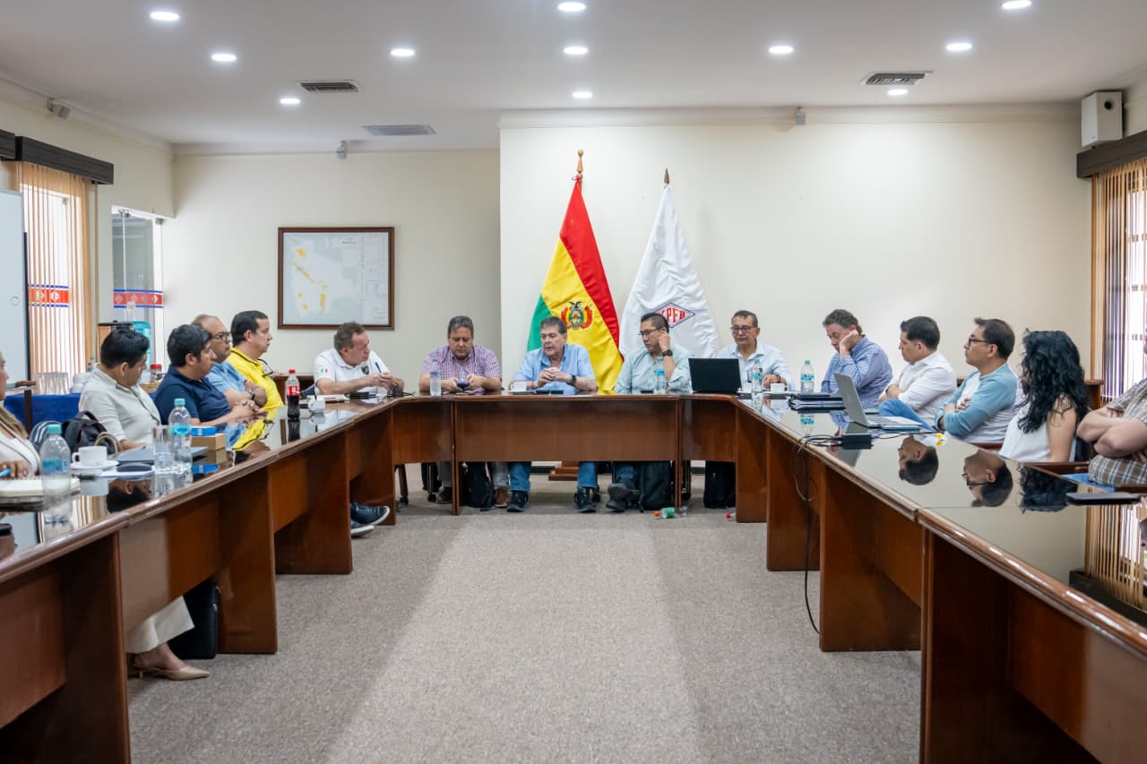 El Gobierno nacional y los empresarios del transporte de carburantes se reunieron este sábado. Foto: YPFB.