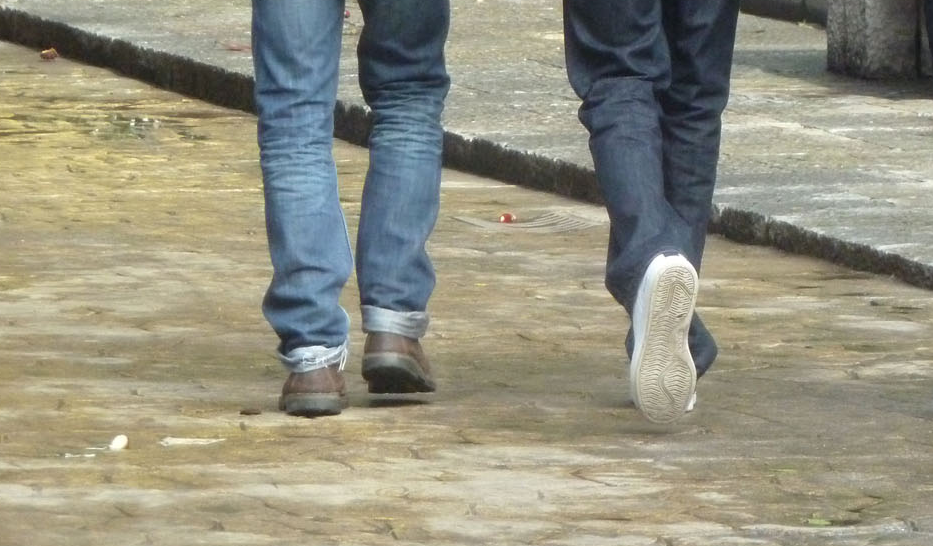 Imagen referencial de dos adolescentes de espaldas. Foto: internet