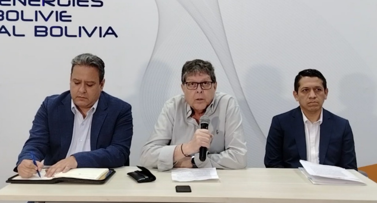Autoridades del Ministerio de Hidrocarburos y YPFB en conferencia de prensa. Imagen: Captura.