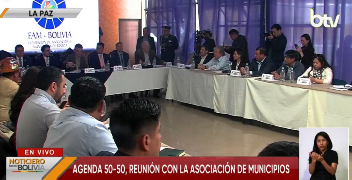 La reunión entre el Gobierno y los alcaldes se instaló en La Paz. Imagen: Captura Bolivia Tv.