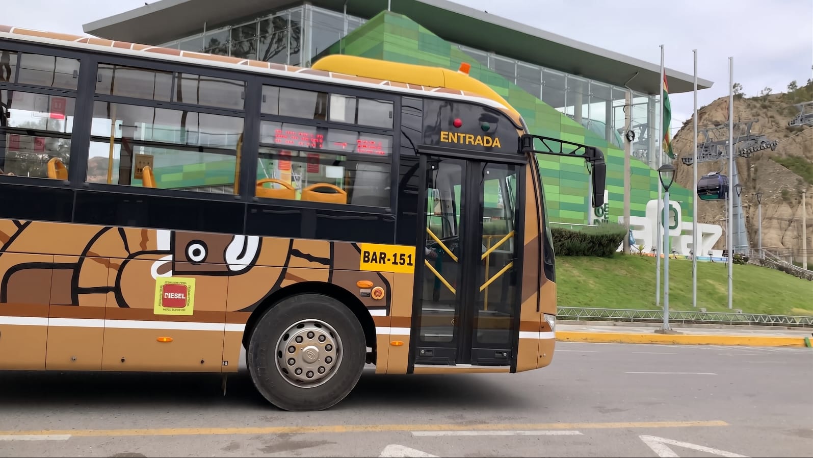 Una unidad de La Paz Bus en una estación de la línea Verde. Foto: Mi Teleférico.