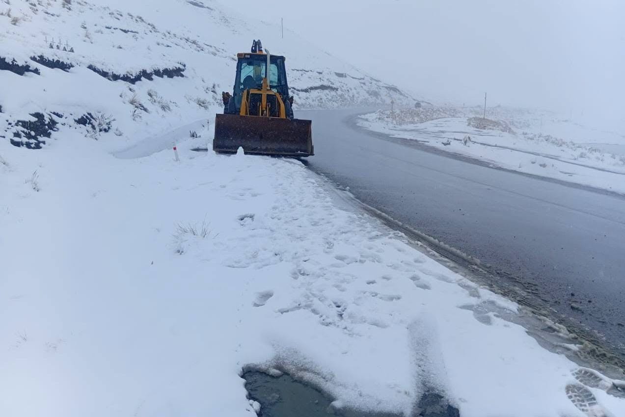 Equipo desplegado de la ABC para limpieza y atención de carreteras por nevada. Fotos: ABC.