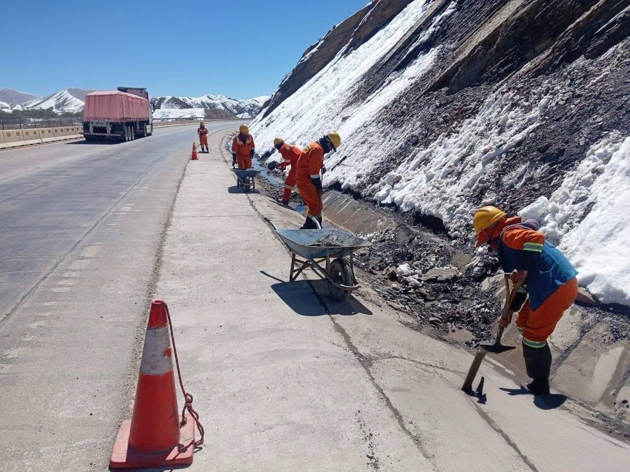 Personal de la ABC realiza la limpieza a la carretera que une Cochabamba y Oruro. Fotos: ABC.