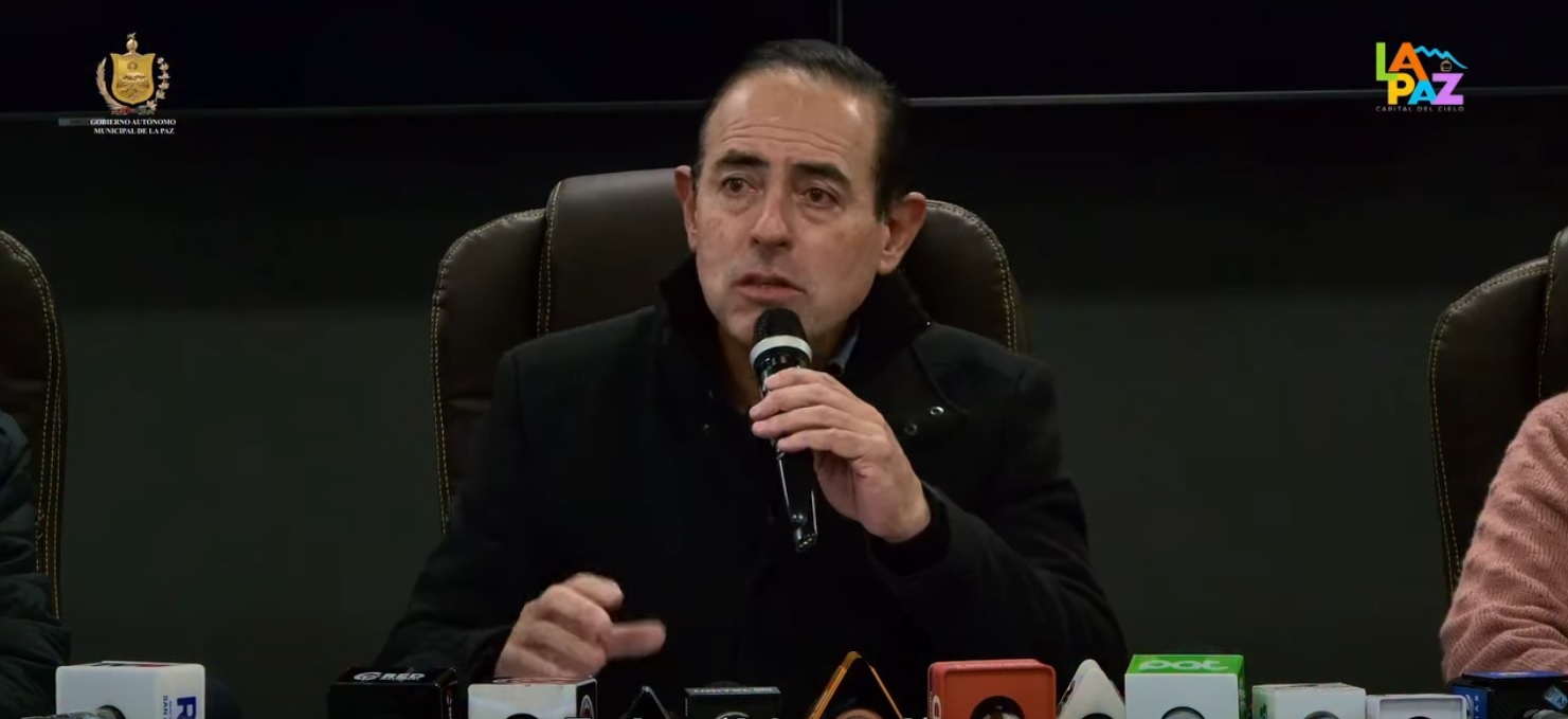 El alcalde de La Paz, Cesar Dockweiler, en conferencia de prensa.
