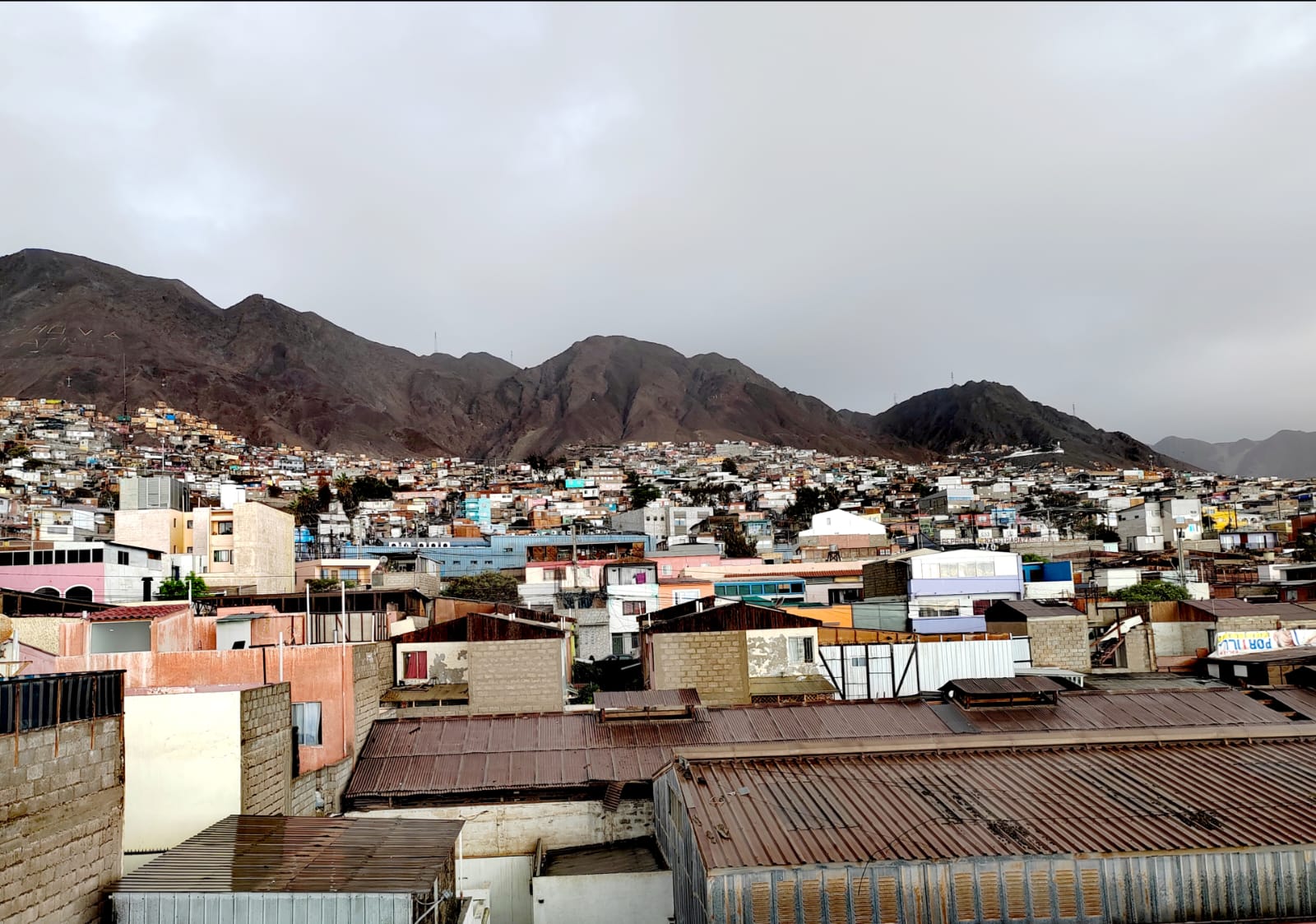 Antofagasta, donde persiste el riesgo de aluvión y derrumbes debido a las lluvias pronosticadas. Fotos: Consulado de Antofagasta.