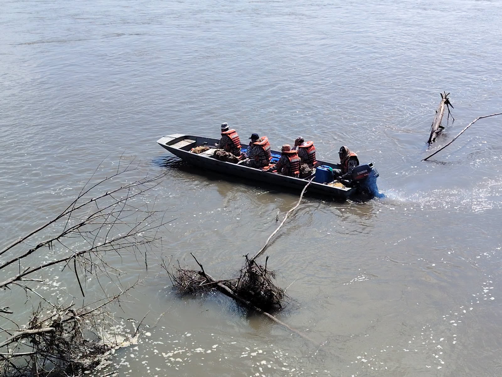 Armada Boliviana realiza búsqueda de cuerpo desaparecido en el río San Francisco. Fotos: Ministerio de Defensa.