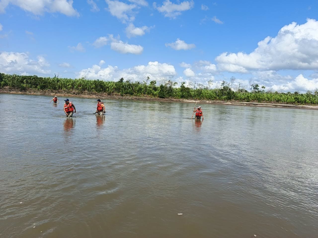 Equipo de la Armada Boliviana en su búsqueda de la persona desaparecida en Villa Tunari. Fotos: Ministerio de Defensa.