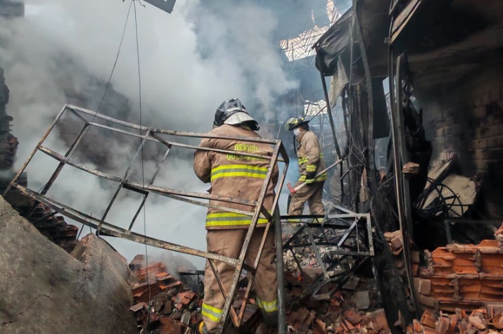 Trabajo de bomberos en la feria Barrio Lindo. Foto: Gobernación de Santa Cruz