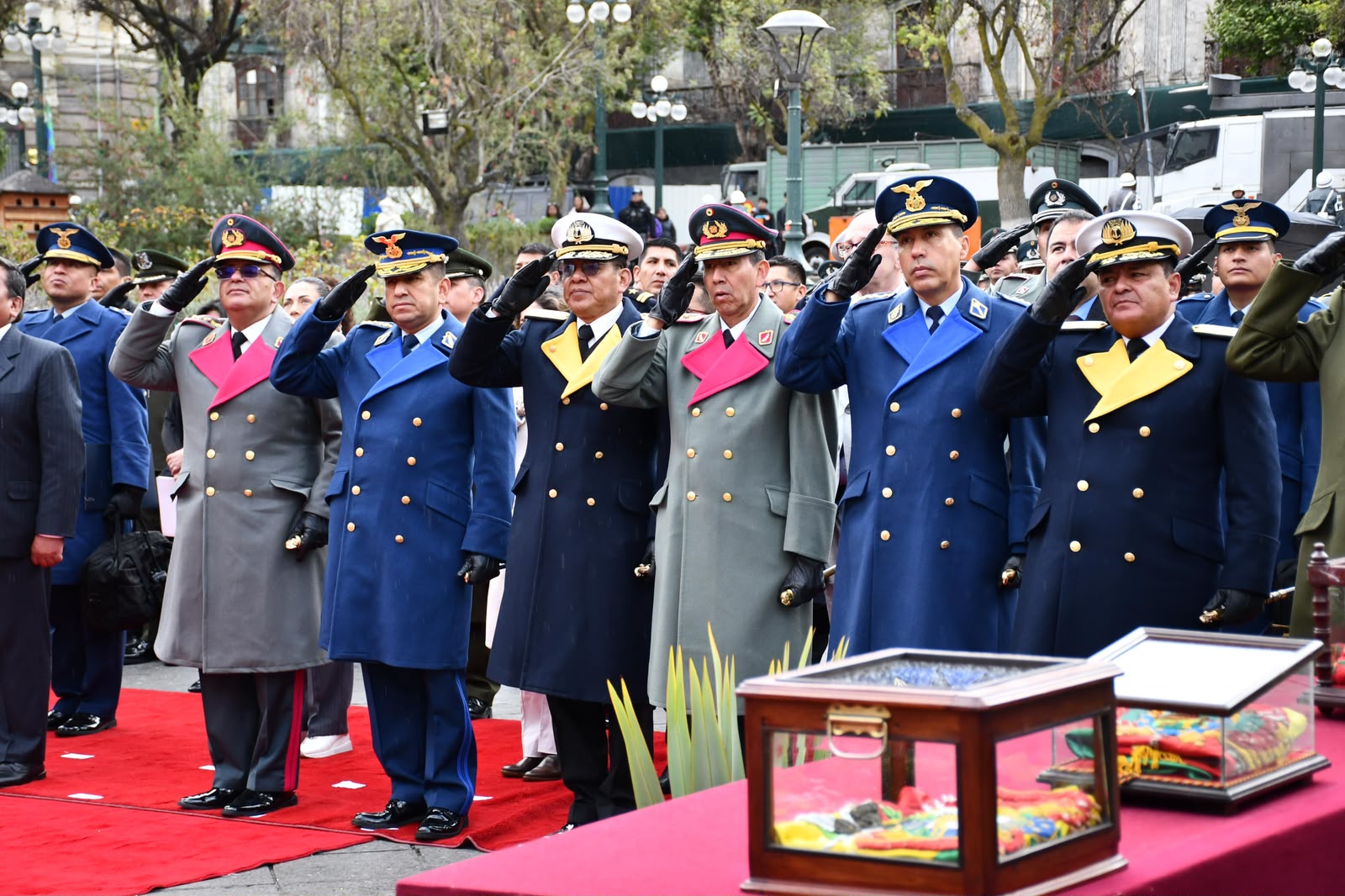 Acto realizado por el Día de la Bandera en plaza Murillo. Fotos: Fuerza Aérea Boliviana.