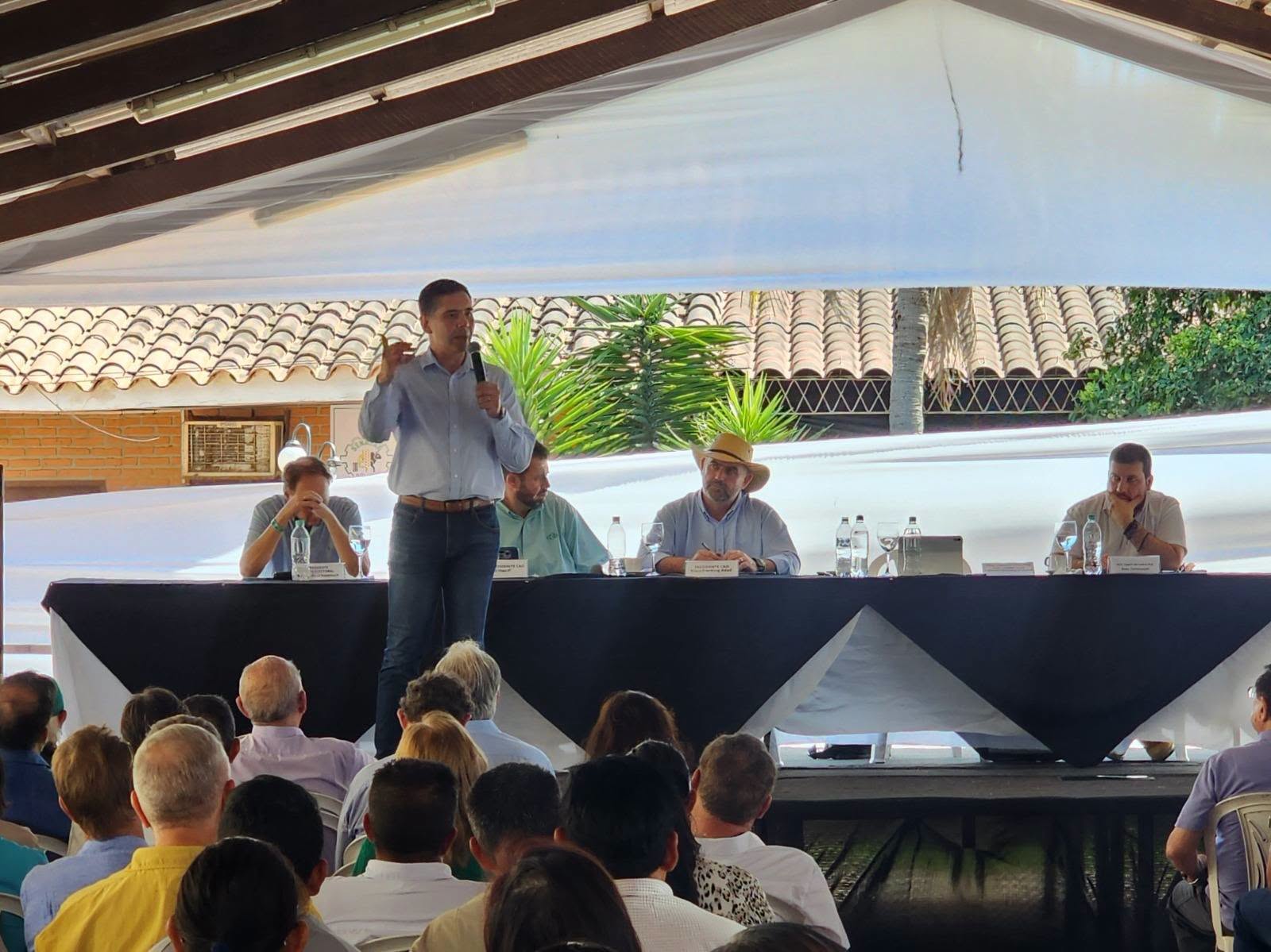 El ministro de Producción Sostenible, Medio Ambiente y Agua, Óscar Mario Justiniano, en reunión extraordinaria de la CAO. Fotos: Ministerio de Producción Sostenible, Medio Ambiente y Agua.