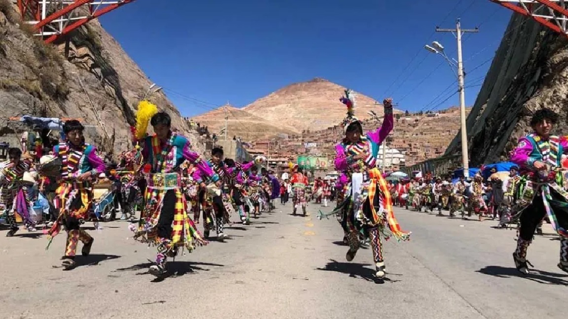 Uno de los conjuntos folklóricos hace su paso en la entrada de Ch’utillos, en pasadas gestiones. Foto: Archivo/El Potosí
