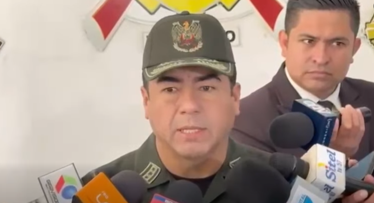 Comandante departamental de Santa Cruz, David Gómez, en contacto con la prensa. Foto: Captura RR.SS.