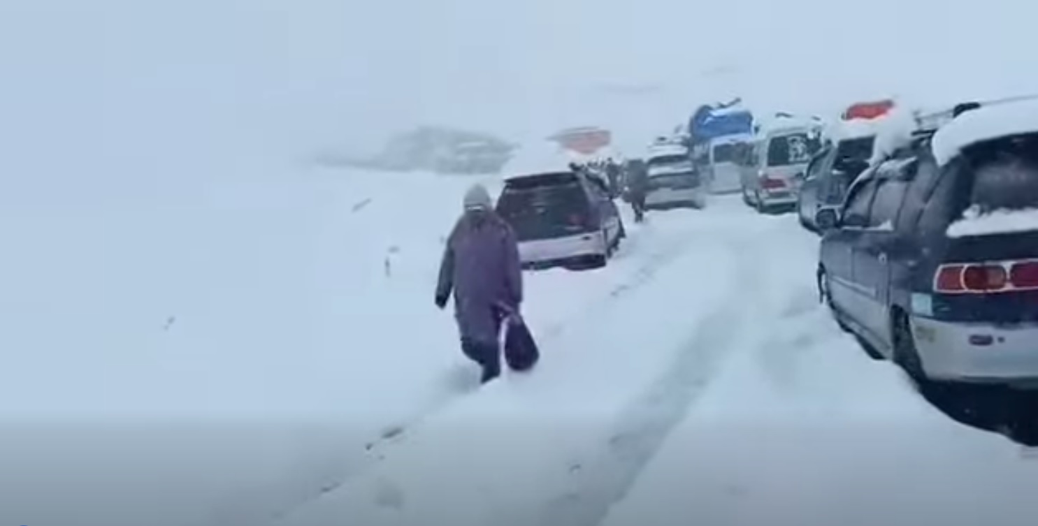 Algunas personas optaron por salir caminando de la Cumbre.