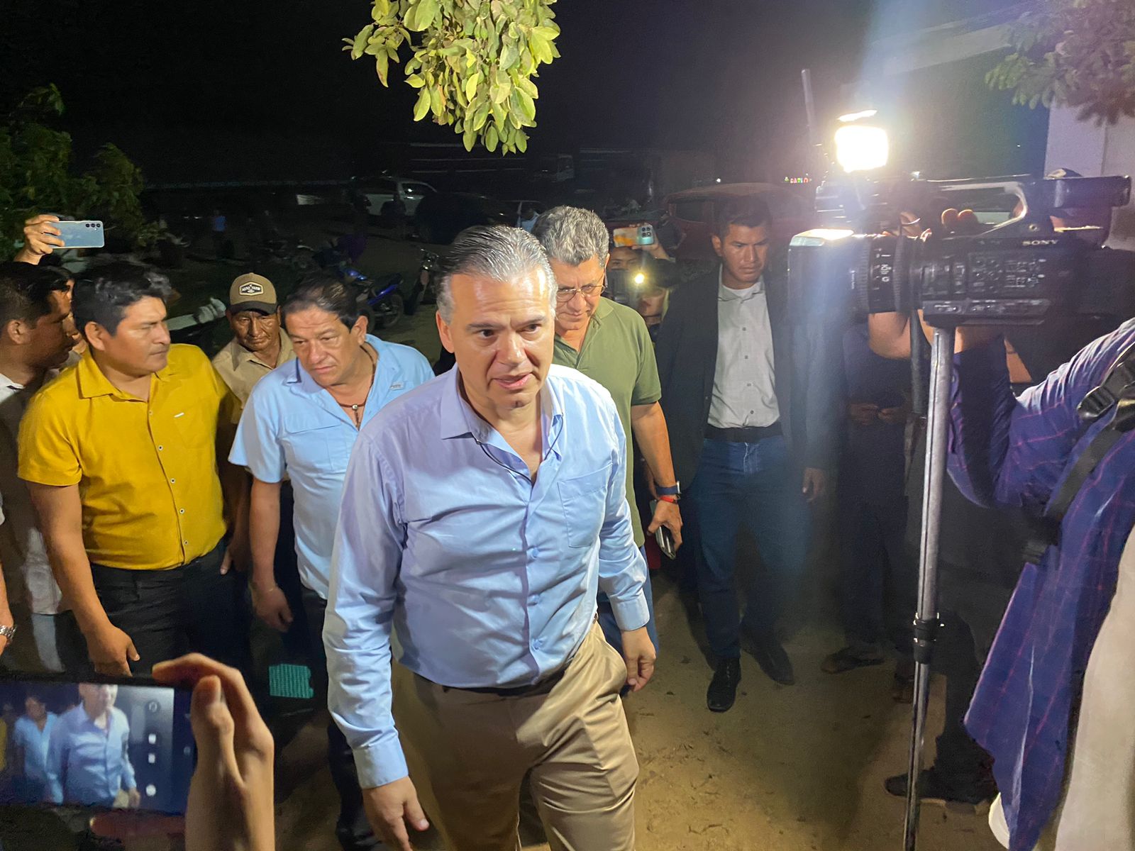 Ministro de Defensa y Gobernador del Beni llegan a puente San Pablo para entablar mesa de diálogo con movilizados. Fotos: Ministerio de Defensa.