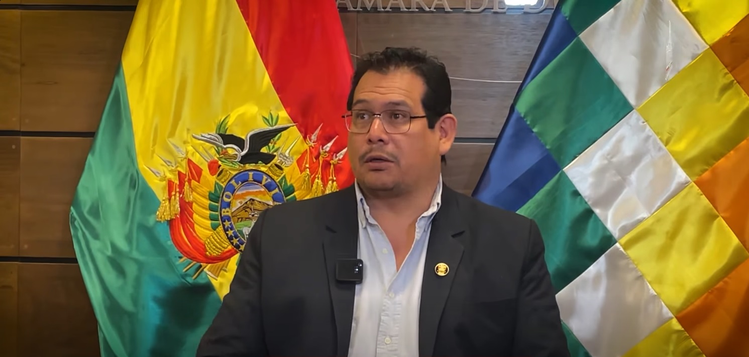 El presidente de la Cámara de Diputados, Roberto Castro, en conferencia de prensa.