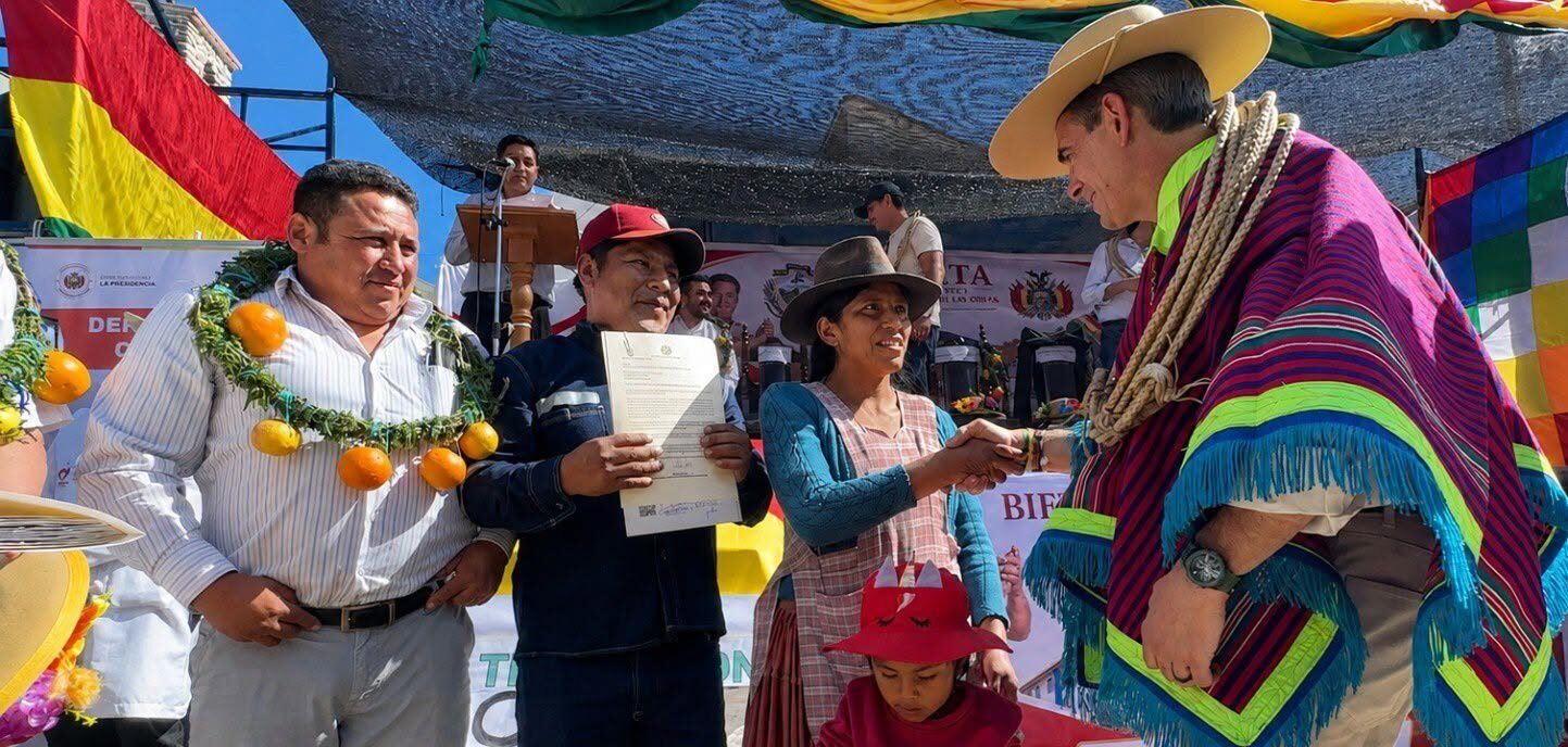 Presidente Rodrigo Paz entrega títulos agrarios. Foto: Oficina del Presidente.