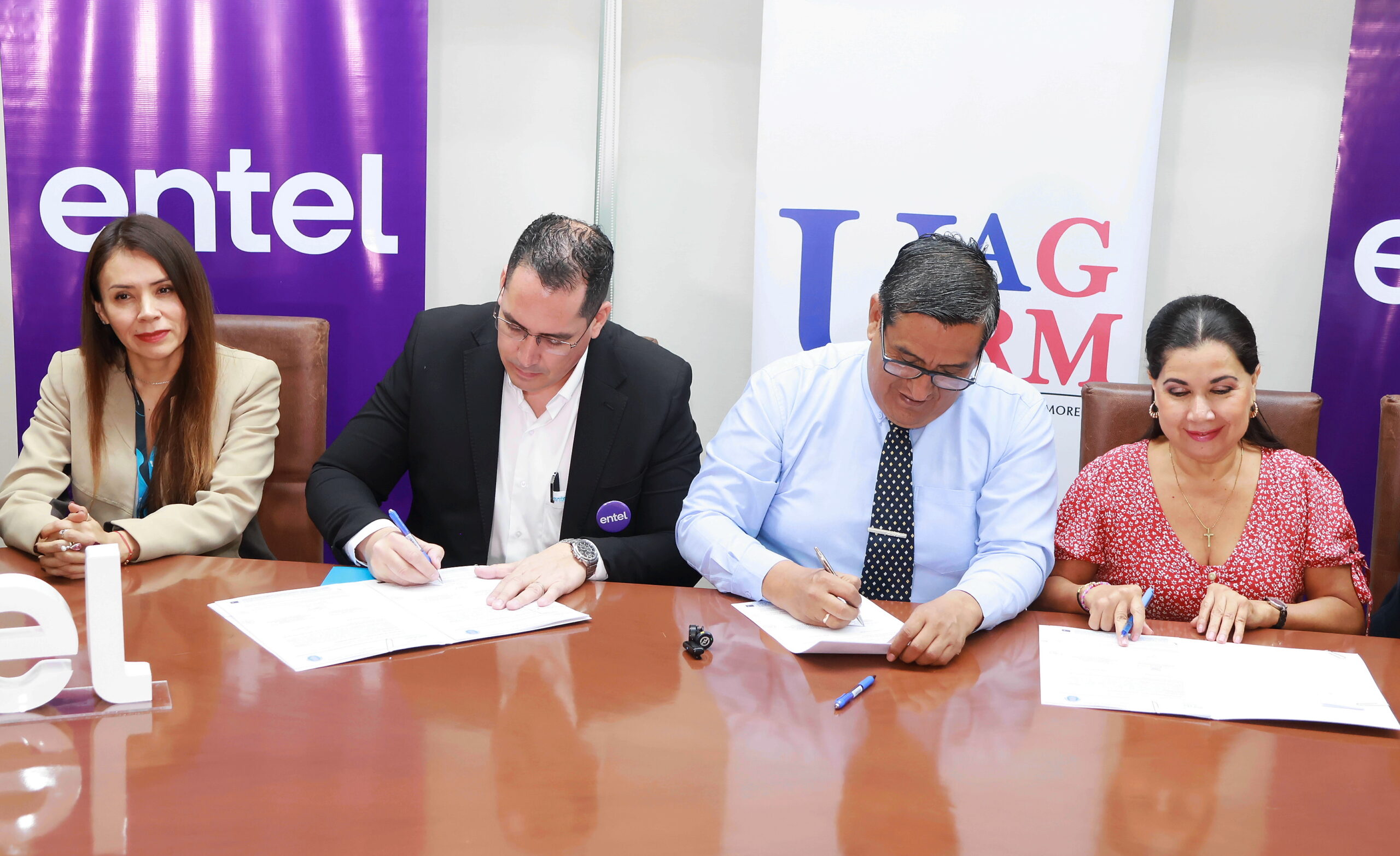 Entel y la UAGRM firmaron un convenio. Foto: Entel.