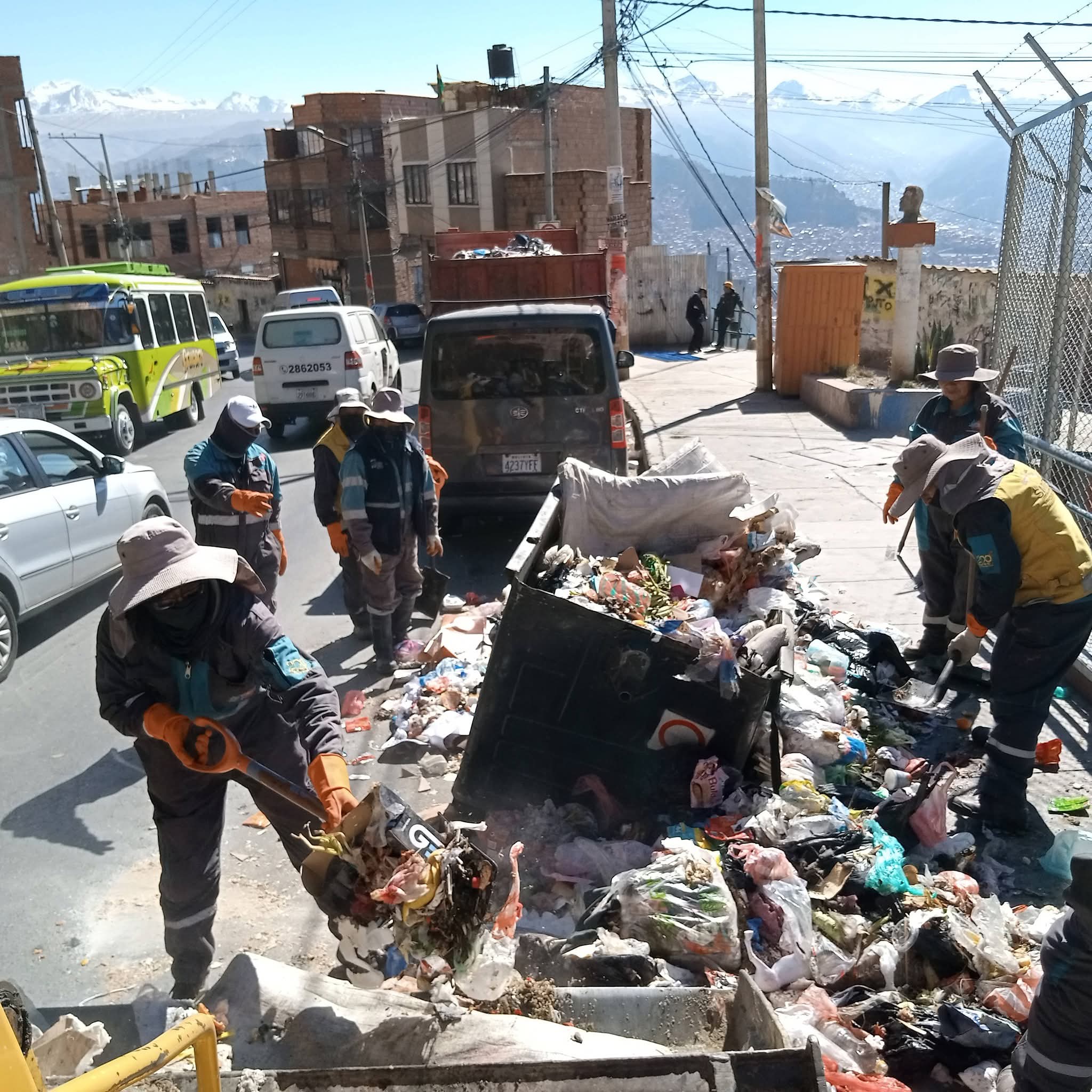 El municipio de La Paz desplegó hoy un perativo de limpieza con funcionarios y vecinos. Foto: Subalcaldía de Cotahuma.