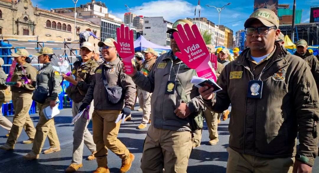 Efectivos policiales concientizan a la ciudadanía a no incurrir en excesos. Foto: Policía Boliviana.