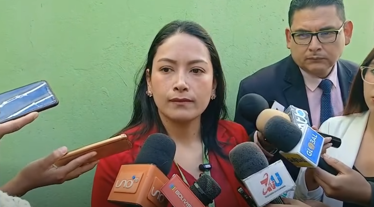 Fiscal de Materia, Laura Sánchez, informa a la presa sobre caso de galletas con marihuana. Foto: Captura.