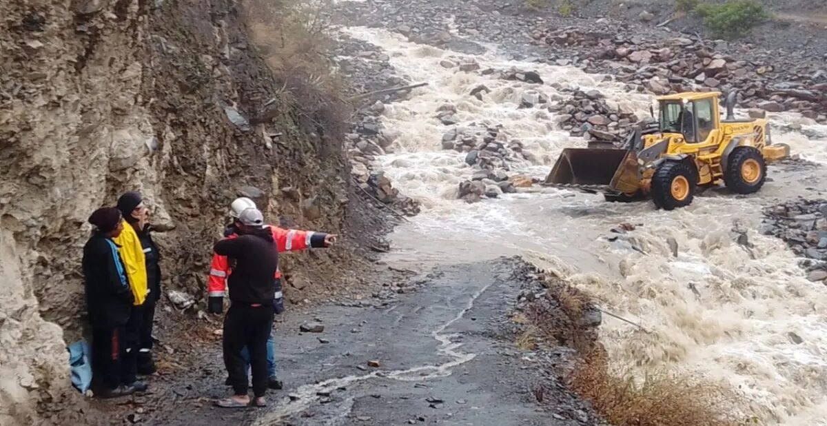 La Gobernación desplegó personal técnico y maquinaria para la atención de los puntos críticos. Foto: Gobernación de La Paz.