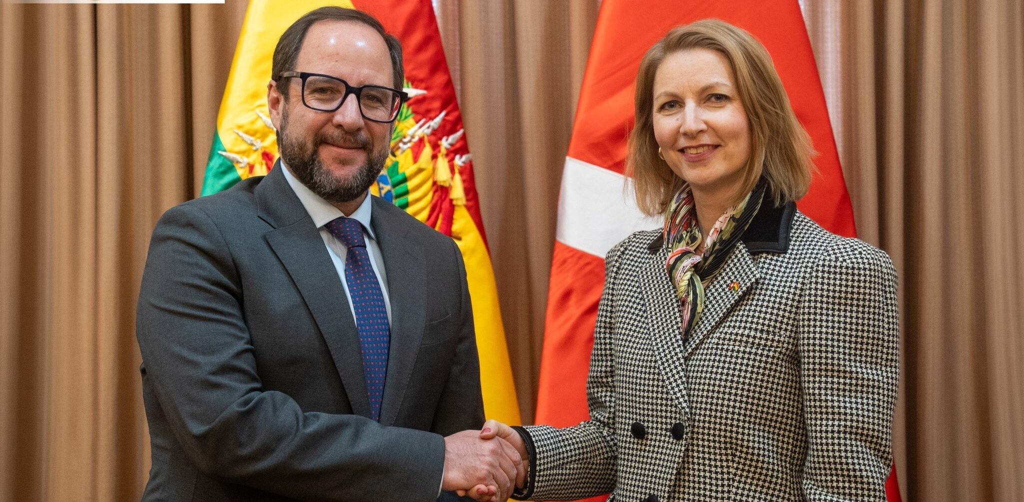 El viceministro Rodrigo Arce Ballivián junto a la embajadora Maja Messmer Mokhtar. Foto: Cancillería.
