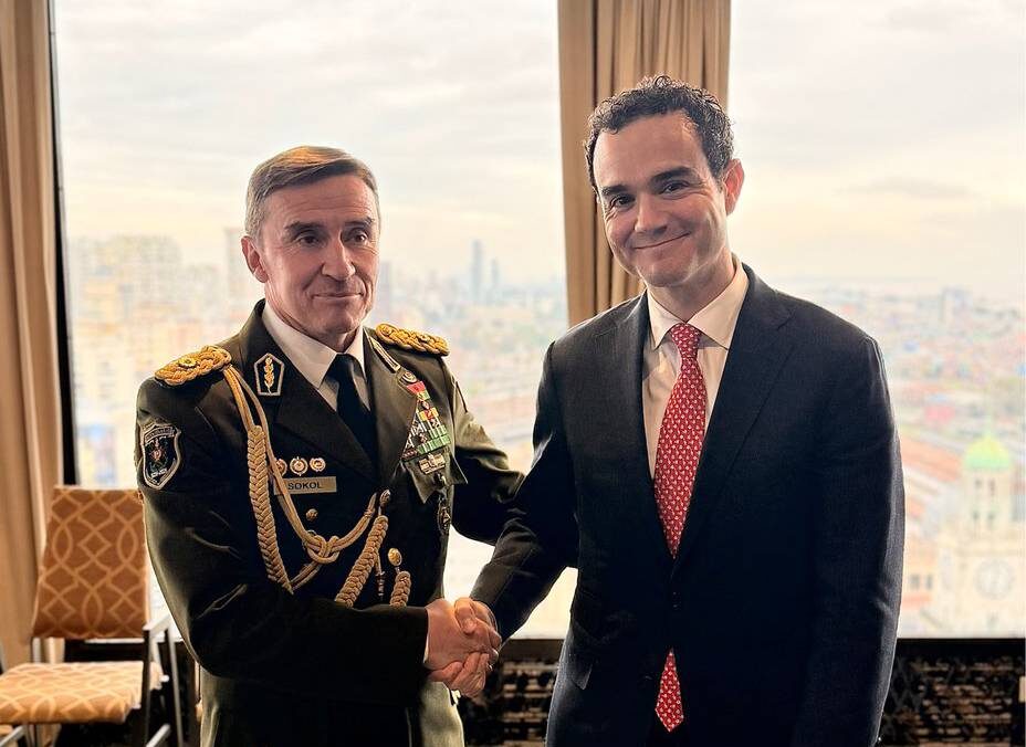 Cart Weiland junto al comandante de la Policía. Foto: @StateINL