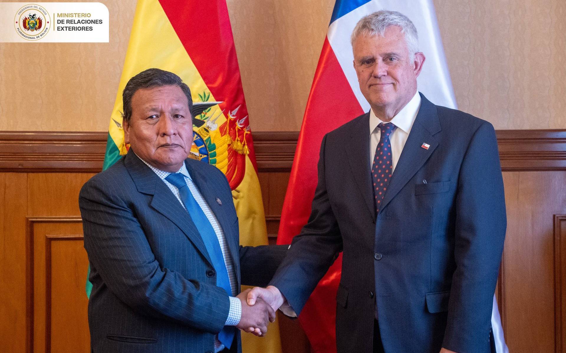 El canciller Héctor Huanca recibió al cónsul general de Chile en La Paz, Roberto Ruiz. Foto: MRE