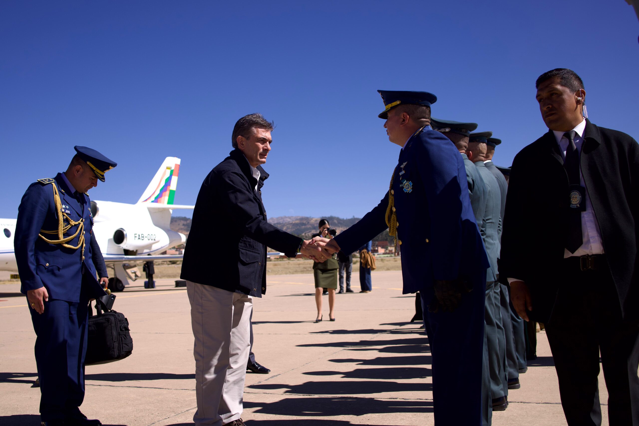 El presidente Rodrigo Paz (Izq.) en el aeropuerto Juana Azurduy de Chuquisaca. Foto: Oficina del Presidente.
