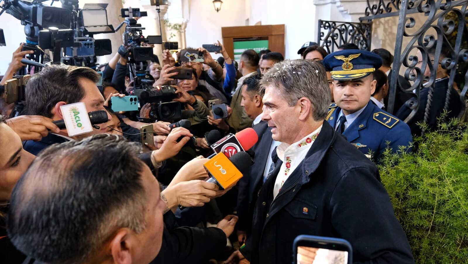 El presidente Rodrigo Paz Pereira llega a la reunión con los gobernadores en Sucre. Foto: Oficina del Presidente.