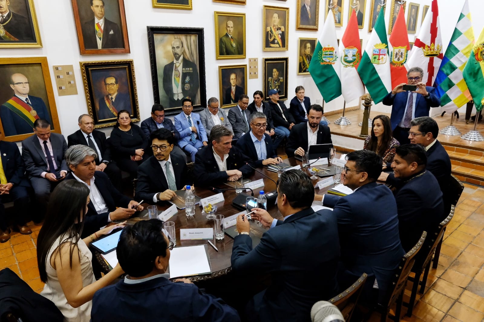 El presidente Rodrigo Paz Pereira reunido con los nueve gobernadores en Sucre. Foto: Oficina del Presidente.