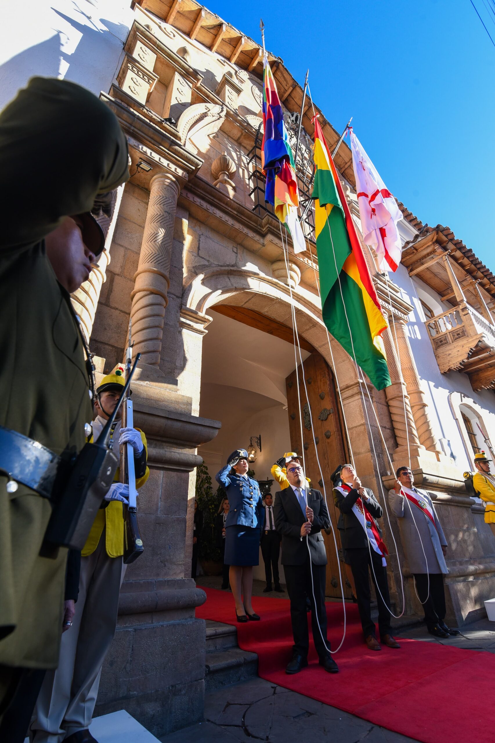 Iza de las banderas en el frontis de la Casa de la Libertad, en Sucre. Foto: Oficina del Presidente.