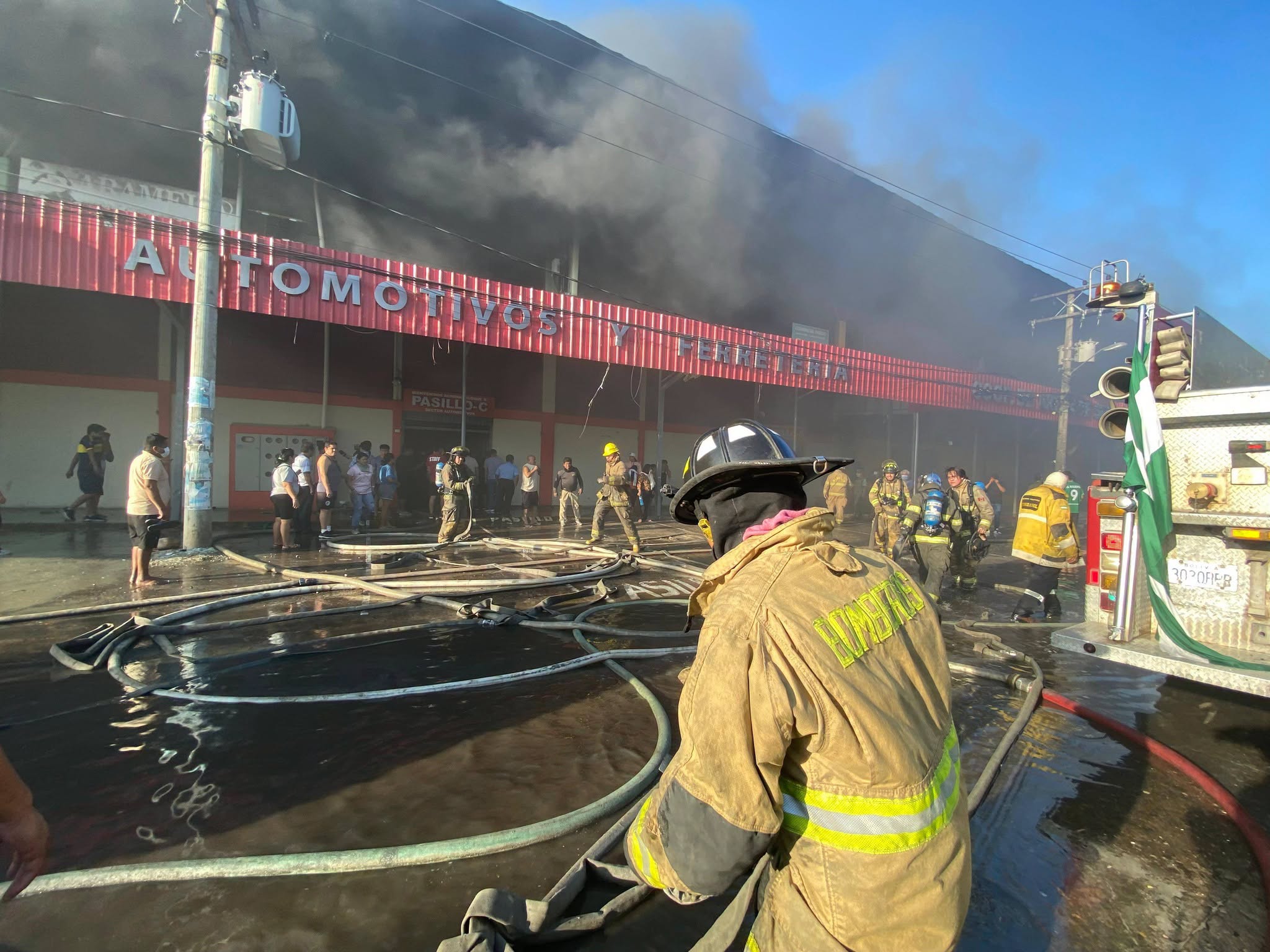 Bomberos trabajan en controlar incendio en la feria de Barrio Lindo. Fotos: Gobernación de Santa Cruz.