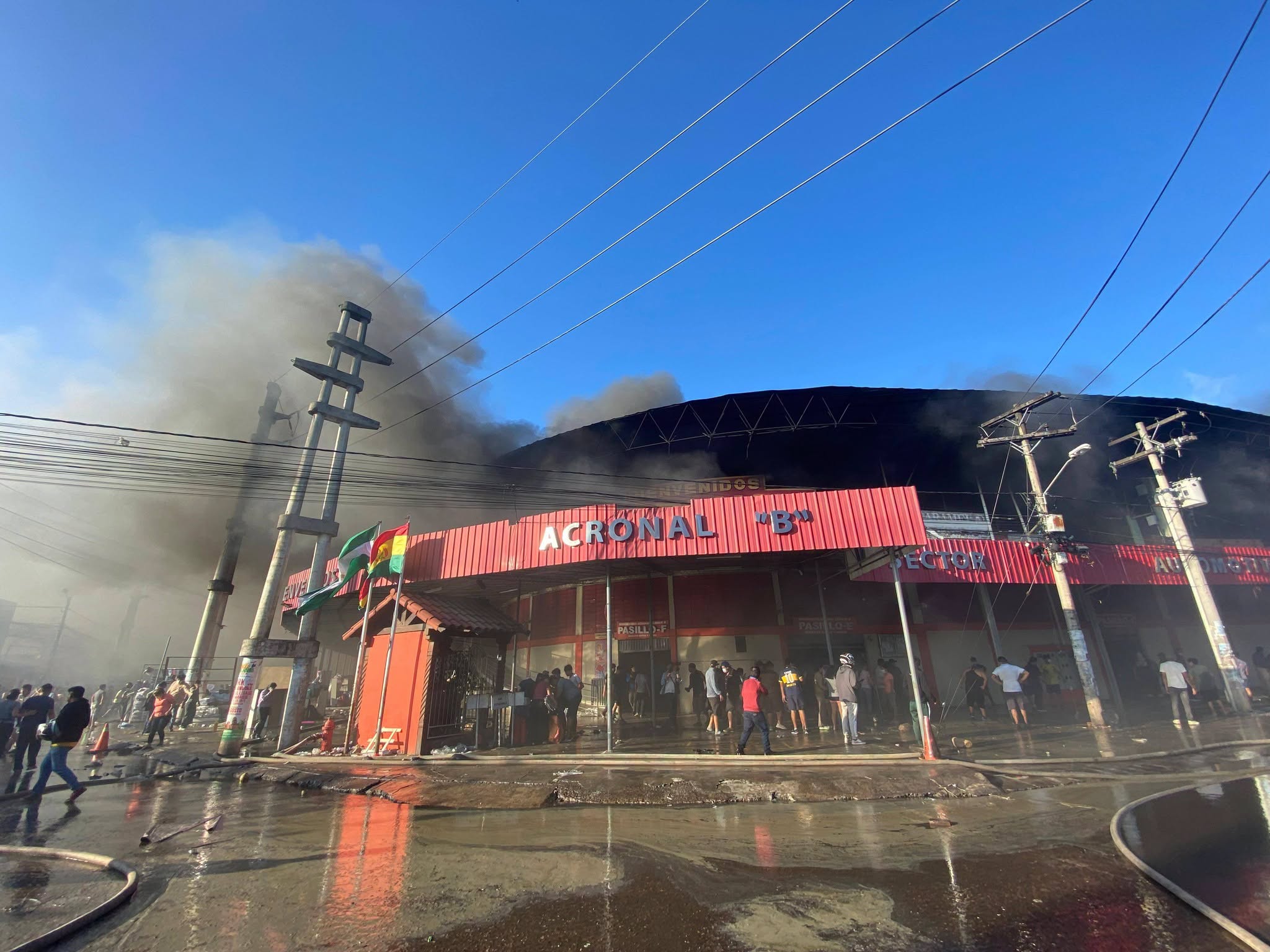 Incendio en la feria de Barrio Lindo. Foto: Gobernación de Santa Cruz.