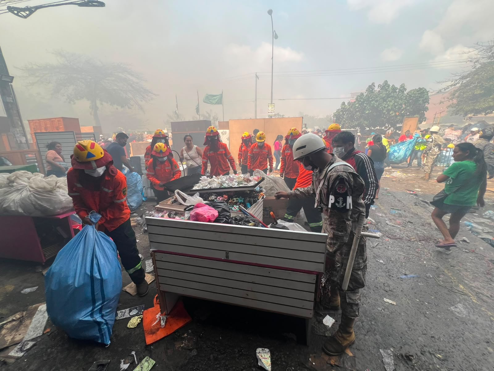 Bomberos y Policía Militar en su apoyo en el incendio en la feria Barrio Lindo. Foto: Ministerio de Defensa.