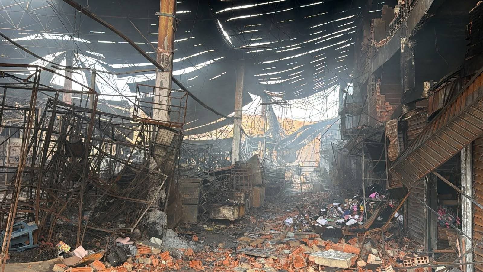 Los restos que dejó el incendio en la famosa feria Barrio Lindo. Foto: Viceministerio de Defensa Civil.