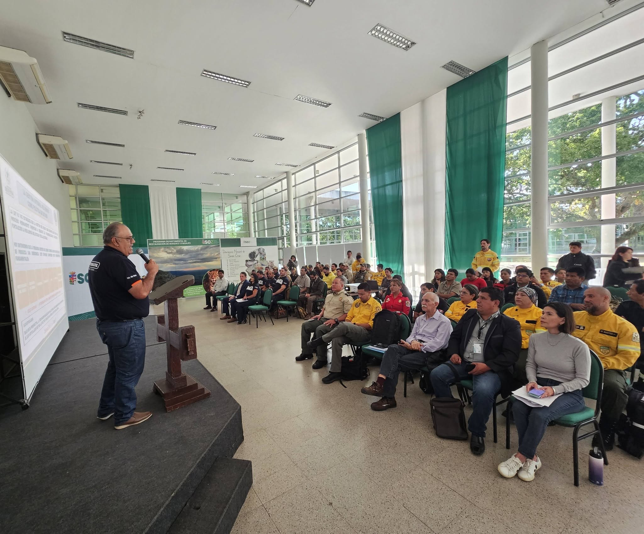 Primer Encuentro Internacional de Intercambio de Experiencias en Gestión de Causas de Incendios Forestales en Santa Cruz. Fotos: Viceministerio de Defensa Civil.