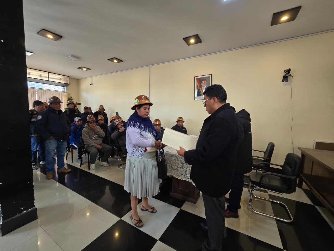 Entrega de certificados de Trámite de Contrato Administrativo Minero en Potosí. Foto: AJAM.