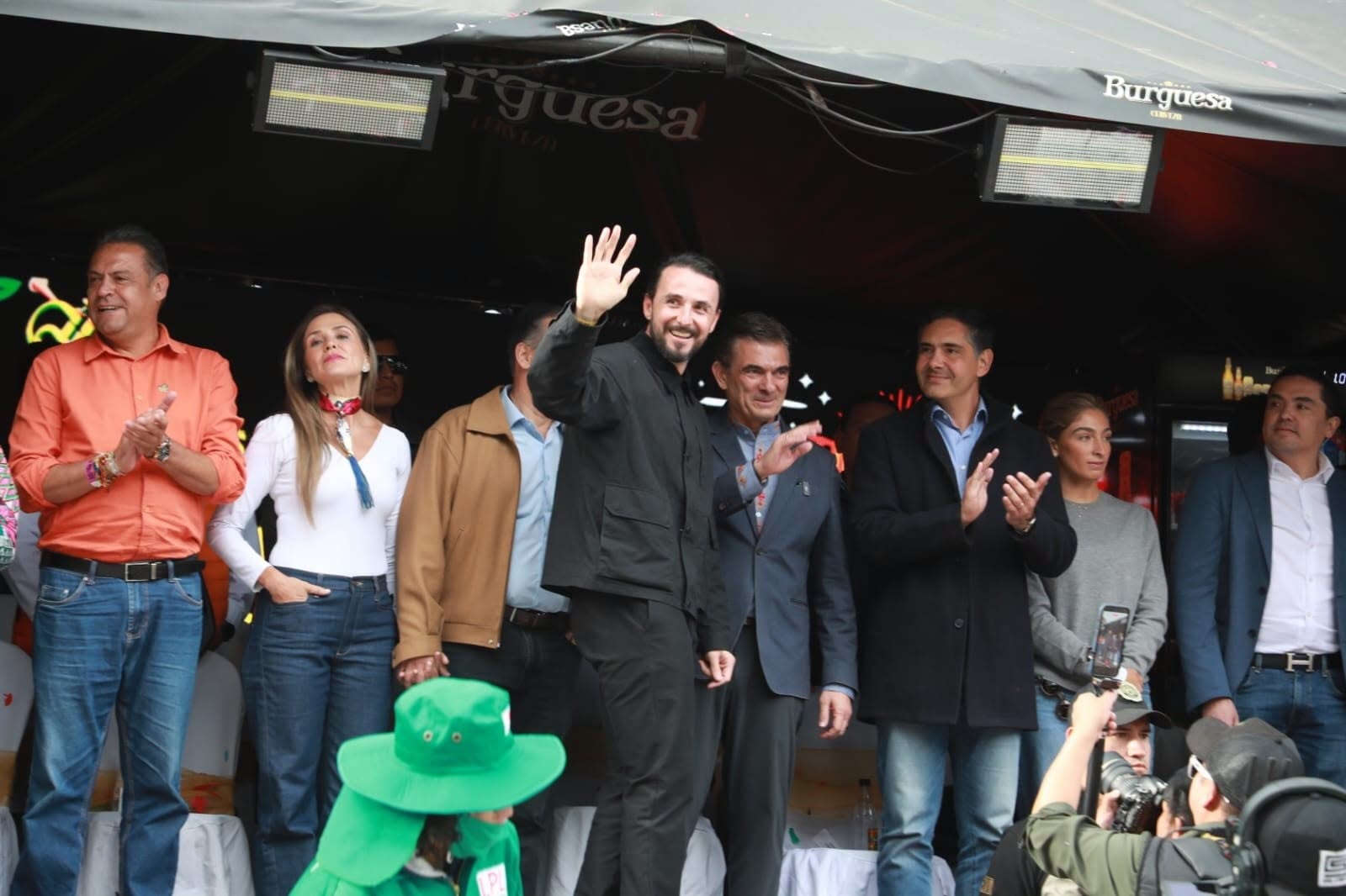 El gobernador de Santa Cruz, Juan Pablo Velasco, llega a la urbe paceña. Foto: Gobernación de La Paz.
