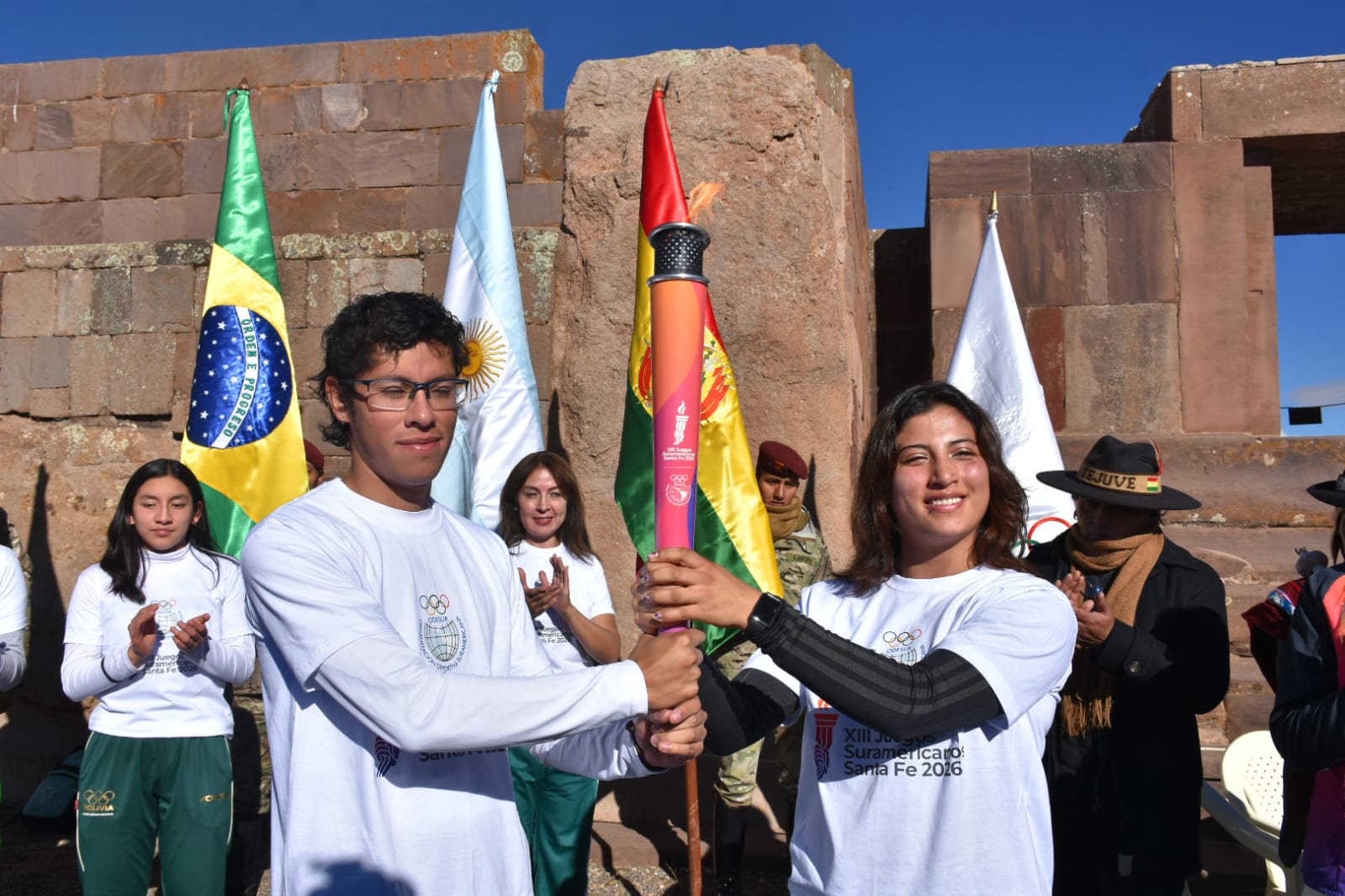 Encendido de la Antorcha Suramericana en el Centro Ceremonial de Tiwanaku. Fotos: Ministerio de Salud y Deportes.