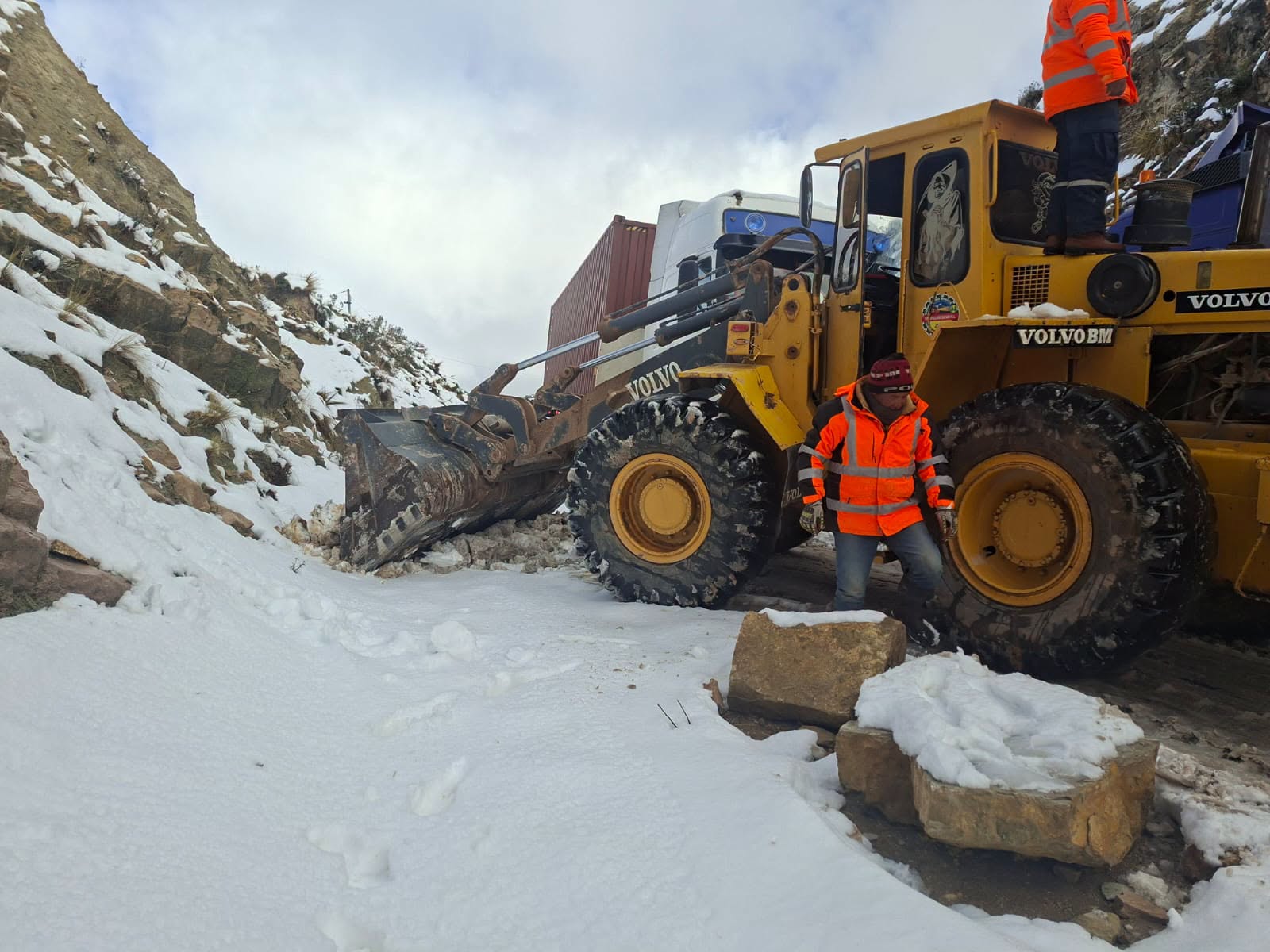 Limpieza de la ABC en la carretera Oruro-Cochabamba en la pasada nevada. Foto: ABC.