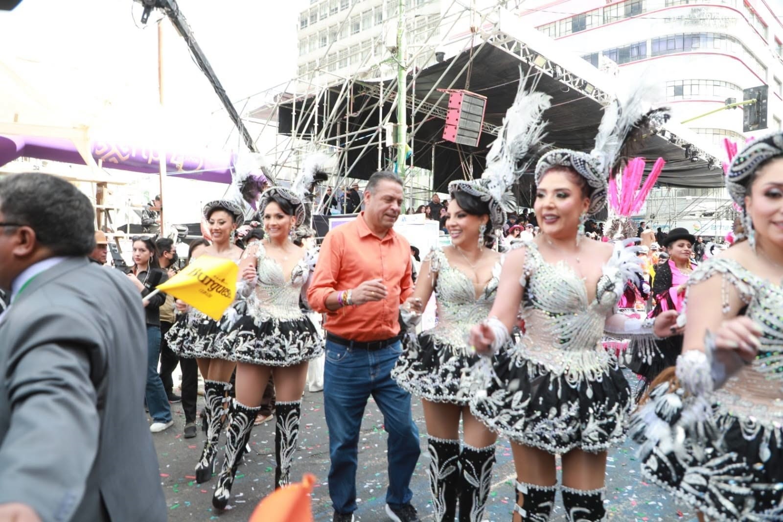 El gobernador Luis Revilla bailando al ritmo de la morenada en Gran Poder. Foto: Gobernación de La Paz.