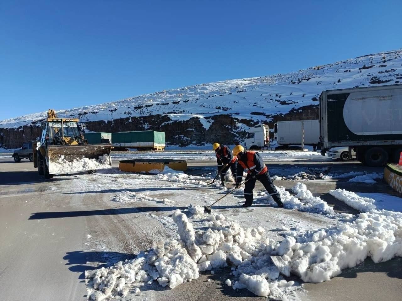 Limpieza de la primera nevada caída en la carretera que une La Paz con Cochabamba. Foto: ABC.