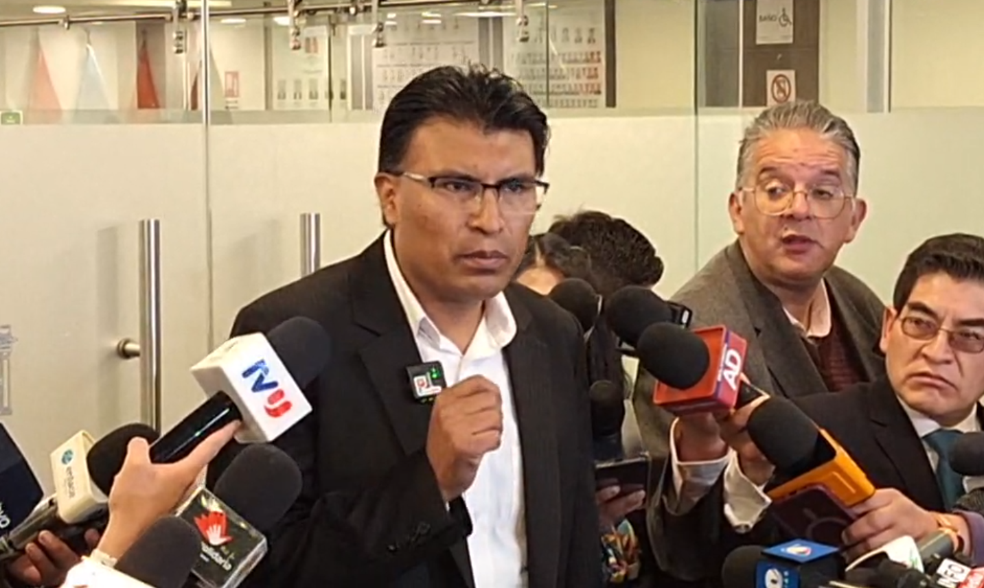 Senador Nilton Condori en conferencia de prensa este jueves. Foto: Captura RR.SS.