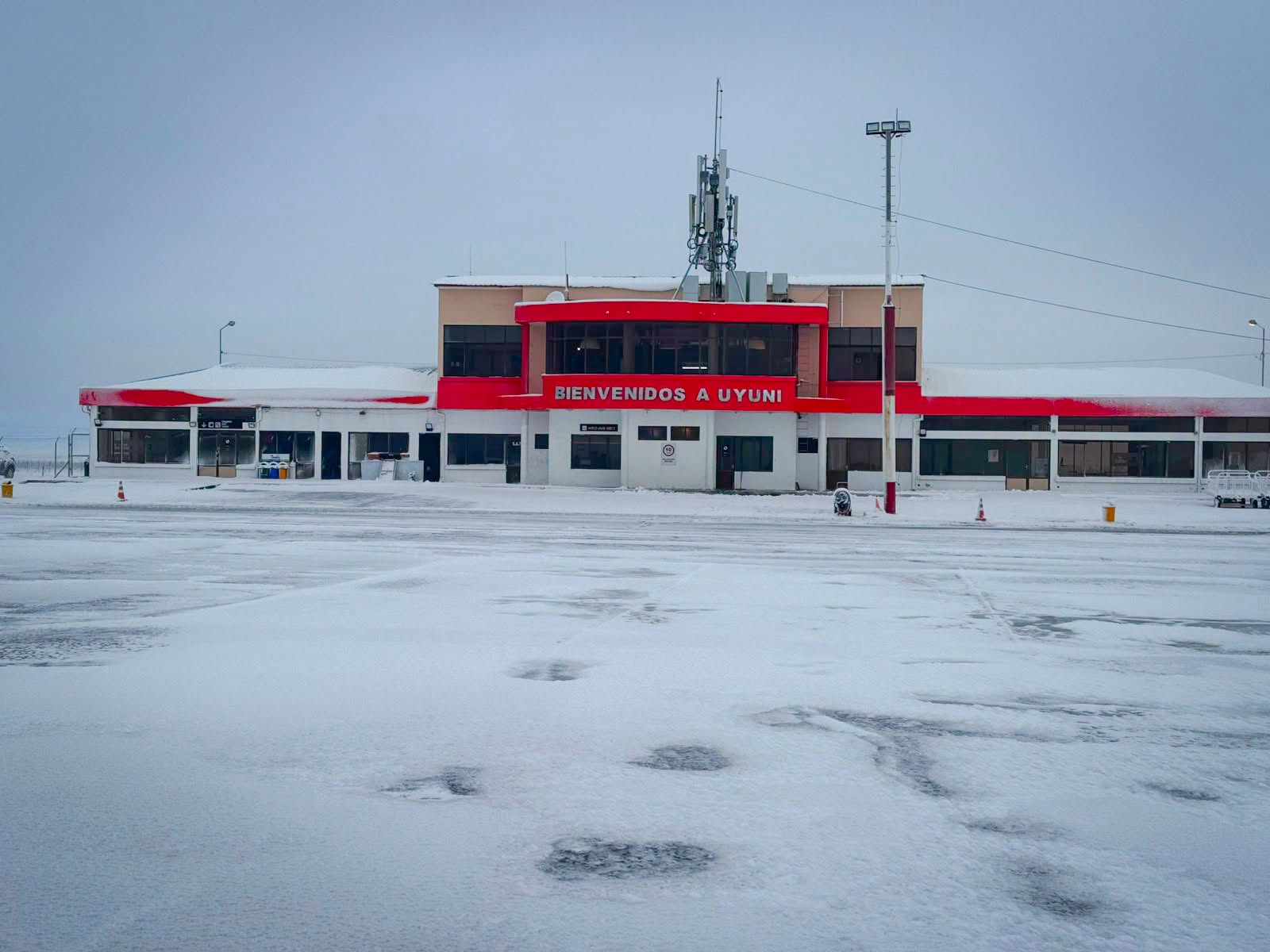 Nieve en el aeropuerto Joya Andina en Uyuni, Potosí. Foto: Ministerio de Obras Públicas, Servicios y Vivienda.