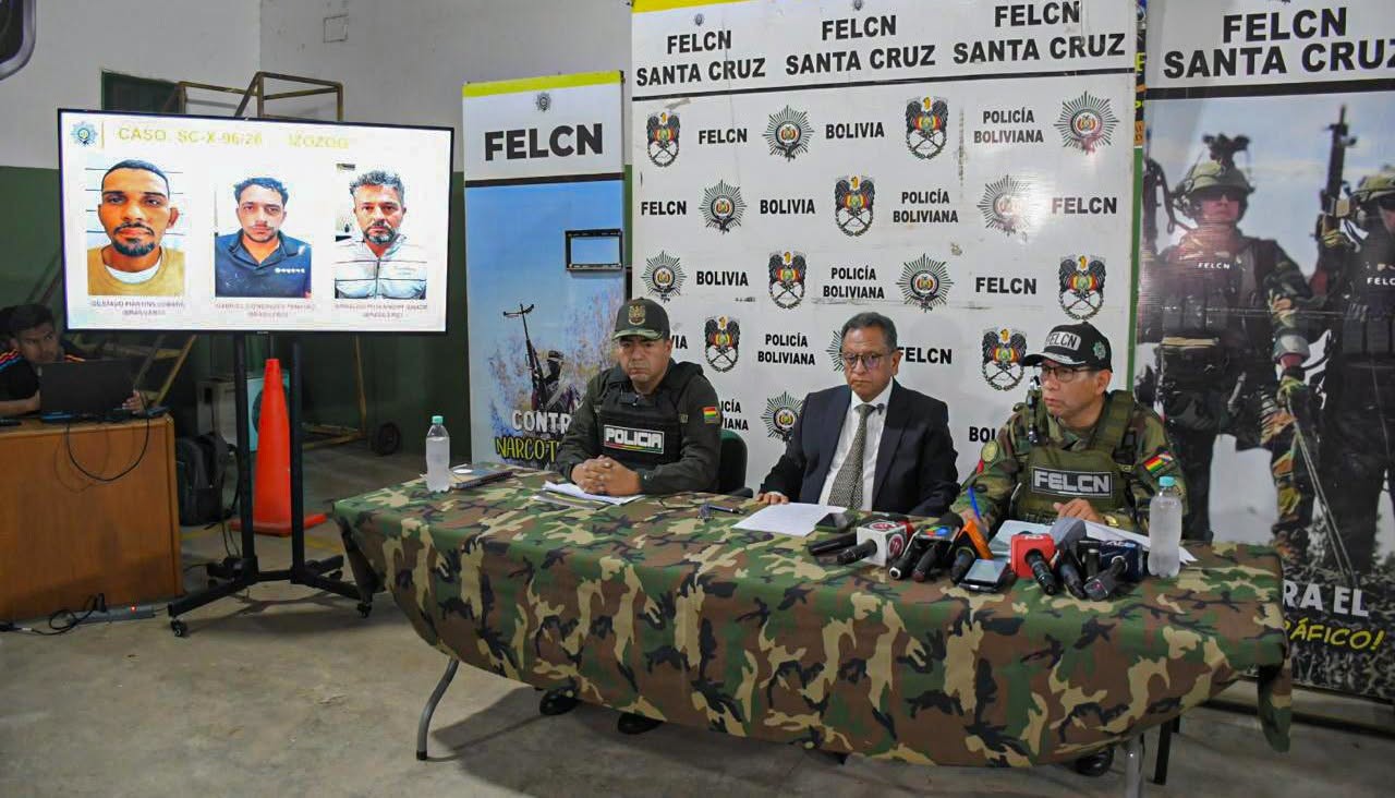 Conferencia de prensa en la que se presentó a siete aprehendido por emboscada y asesinato en San Matías. Foto: Ministerio de Gobierno.