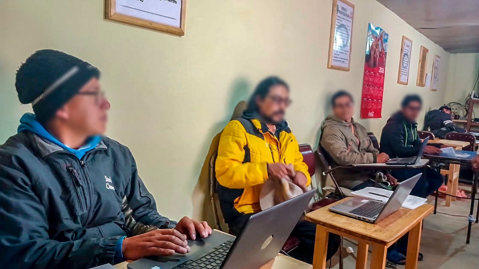 Privados de libertad que rindieron el examen para estudiar Derecho. Fotos: Dirección Nacional de Régimen Penitenciario.